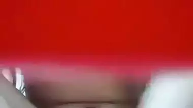 An 18-year-old girl records her nude MMS in a bathroom