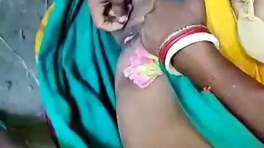 Desi Bhabhi shaving Her Pussy