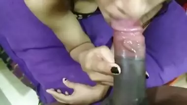 Desi hot XXX girl gives blowjob to her cocky boyfriend MMS