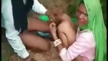 Couple from the village is caught having sex in the bush, desi XXX mms