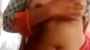 Desi Bhabhi Shows Her Boobs