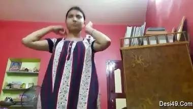 Desi college girl earns money showing private parts in porn video