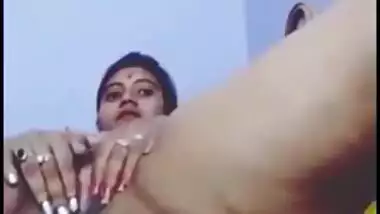 Indian female discovers her XXX peach on camera and spreads sex labia
