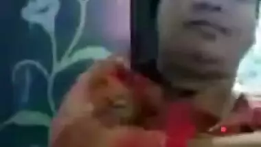 Married Bhabhi showing boobs to BF on video call
