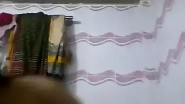 Indian with small tits doesn't feel shy to show how she washes body