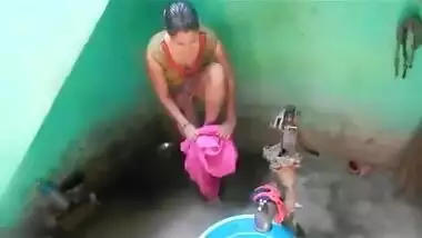 Desi village bhabhi washing clothes 2