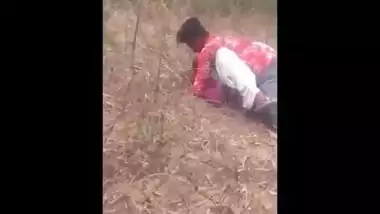 Desi lover boy fucking girl in jungle caught red handed