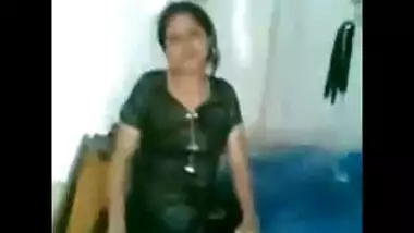 Tamil ladki ko pados ke baap bete ne group mai choda